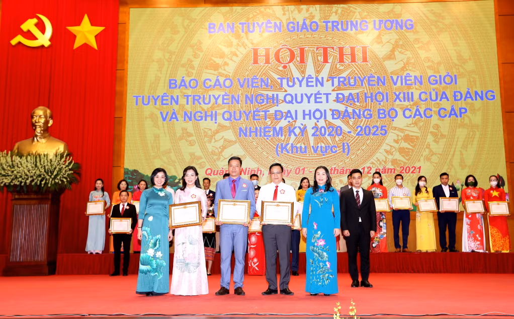 Thí sinh Lê Gia Đồng, Đảng bộ tỉnh Quảng Ninh (giữa) đoạt giải nhì Hội thi Báo cáo viên, tuyên truyền viên giỏi Khu vực I năm 2021. Ảnh: Hằng Ngần