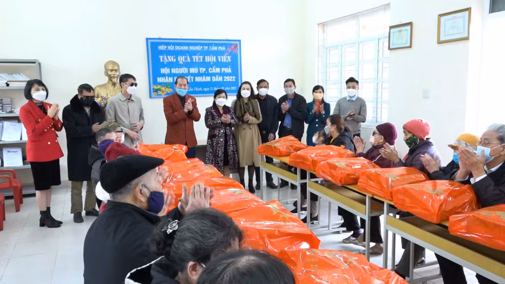  Hoạt động thăm, tặng quà Tết người khuyết tật được tổ chức thường niên mỗi dịp tết đến xuân về của Hiệp hội Doanh nghiệp thành phố.