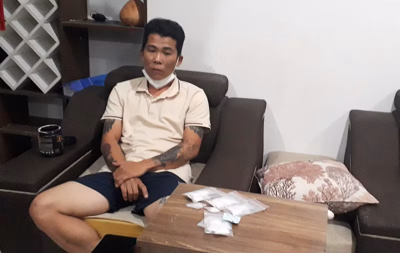 Phan Văn Dương và tang vật ma túy bị thu giữ.