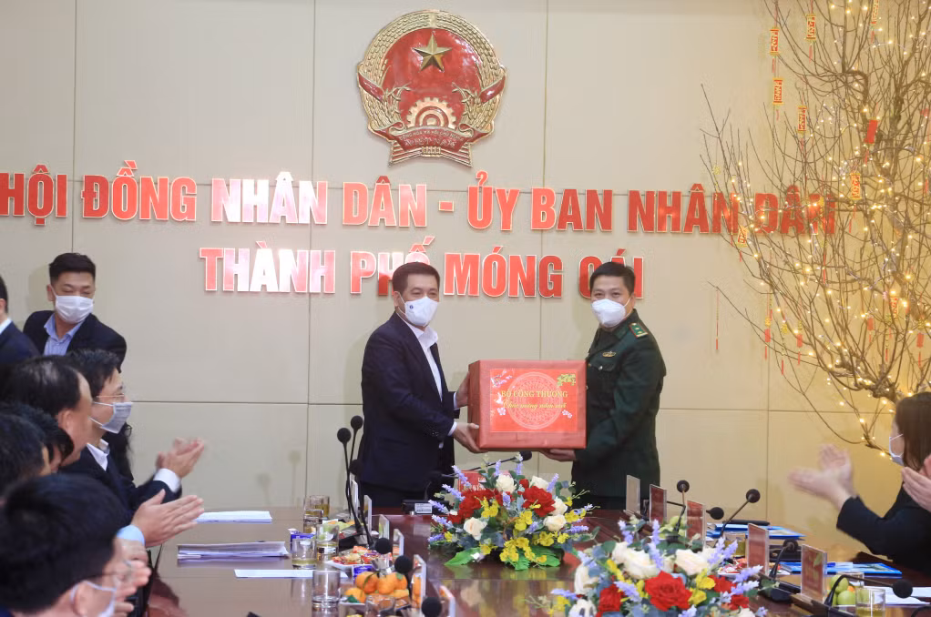 Bộ trưởng Bộ Công Thương tặng quà cho lực lượng làm công tác thông quan tại các cửa khẩu, lối mở trên địa bàn TP Móng Cái.