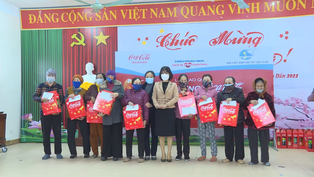 Hội LHPN tỉnh và Công ty Coca-Cola Việt Nam tổ chức trao tặng quà Tết cho hội viên phụ nữ có hoàn cảnh khó khăn tại phường Hà Phong, TP Hạ Long (ngày 20/1). Ảnh: Minh Nguyệt