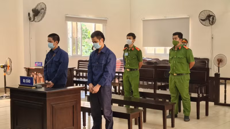 Hai bị cáo Thủy và Đông tại phiên tòa.