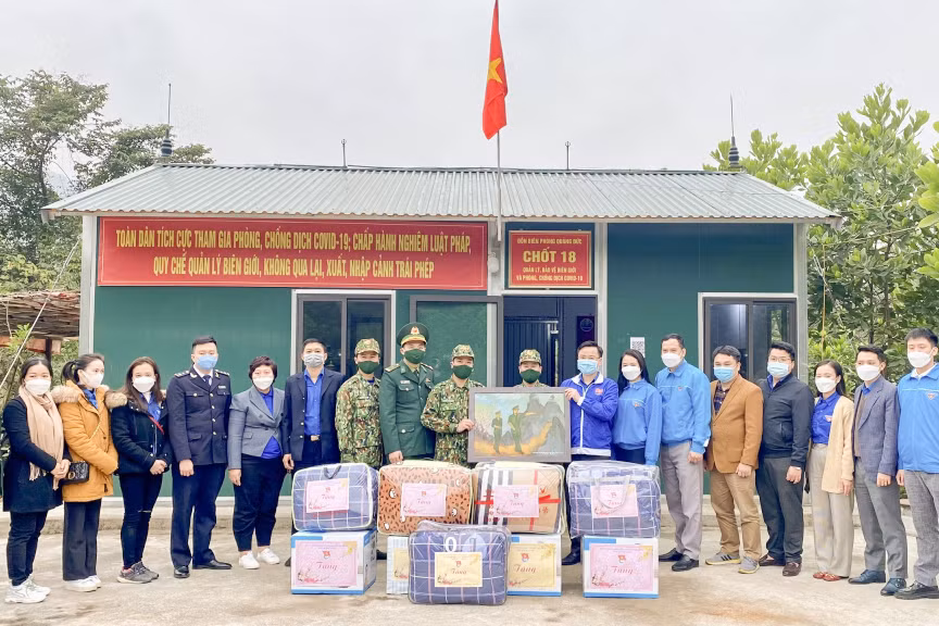Ban Thường vụ Tỉnh Đoàn đến thăm, tặng quà, chúc Tết tại Chốt phòng chống dịch biên giới của Đồn Biên phòng Quảng Đức (Hải Hà), ngày 14/1.