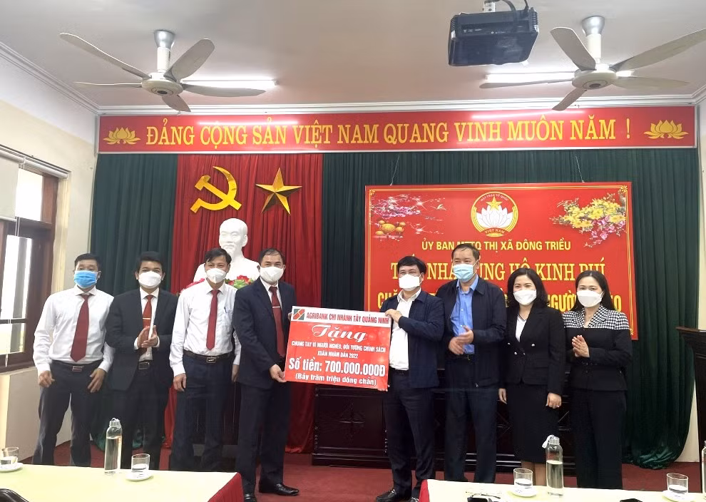 Lãnh đạo Ngân hàng Nông nghiệp và Phát triển nông thôn chi nhánh Tây Quảng Ninh trao tặng 700 triệu đồng cho TX Đông Triều.
