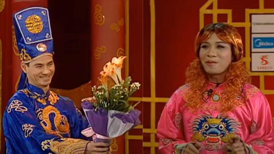 "Bắc Đẩu" Công Lý táo bạo với mái tóc xoăn nâu nổi bật. Năm 2011 ca khúc "Đi học" nói về chuyện phụ huynh thức đêm đăng ký học cho con được thể hiện bởi cặp bài trùng cũng được nhiều người yêu thích sau khi Táo Quân lên sóng. Ảnh: VFC.