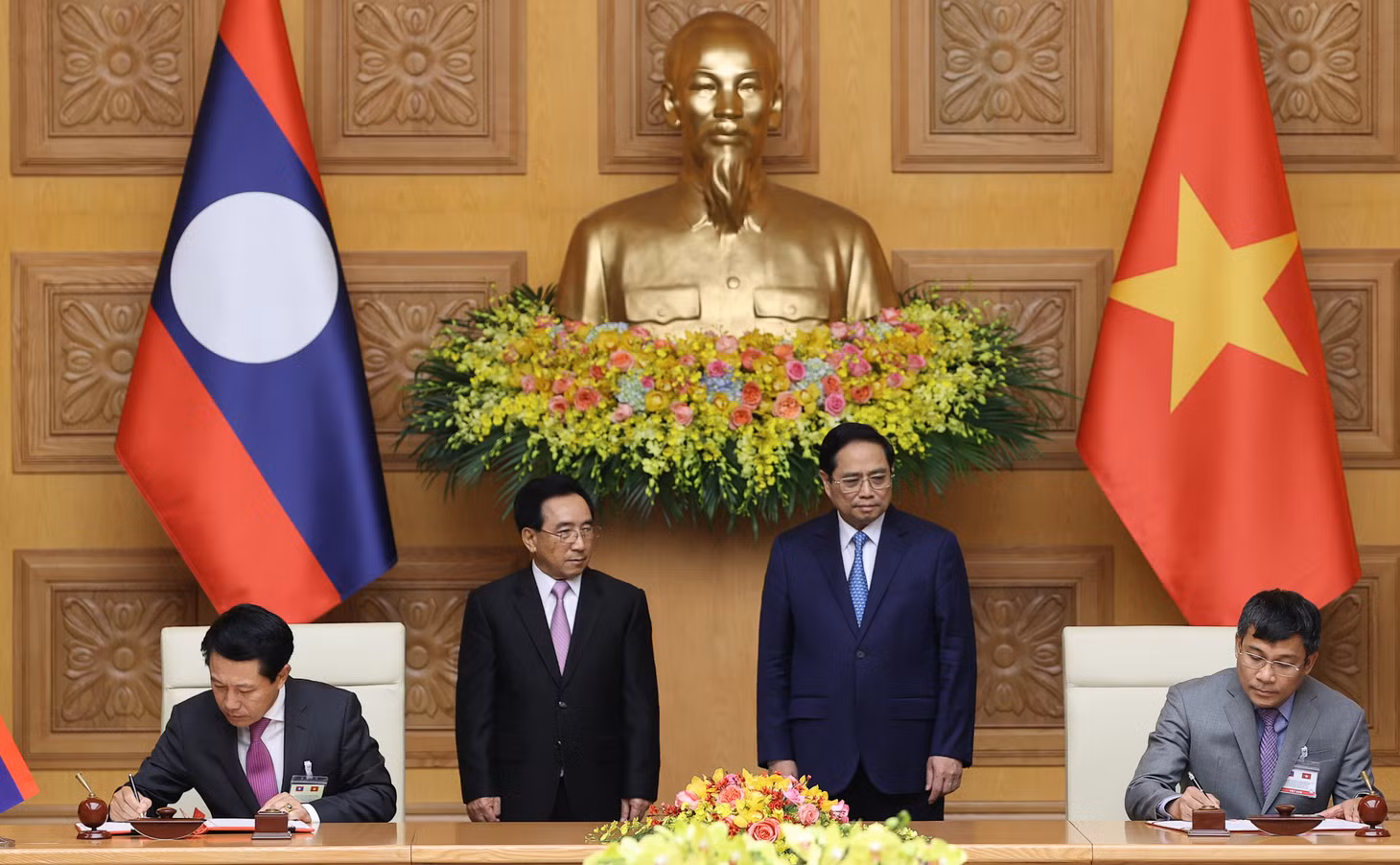 Hai Thủ tướng chứng kiến các bộ, ngành hai nước ký kết và trao đổi văn kiện hợp tác. Ảnh: VGP/Nhật Bắc