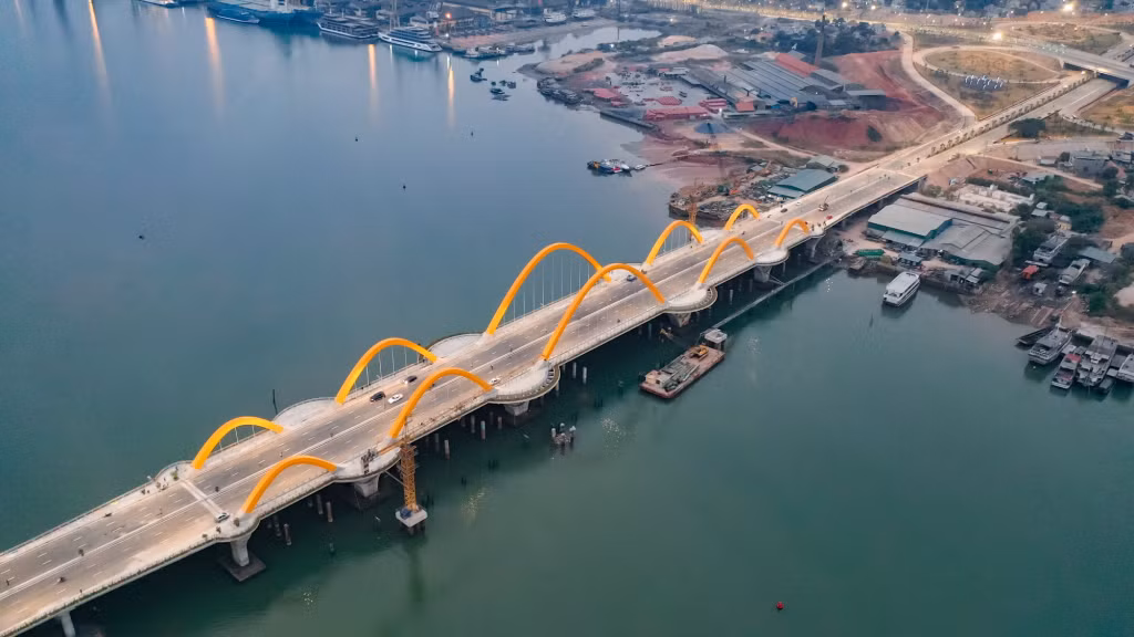 Cầu Tình Yêu với nhiều hạng mục khó, được Quảng Ninh hoàn thành với thời gian kỷ lục, gần 600 ngày thi công. Là cây cầu thiết kế 6 làn xe, nối đôi bờ vịnh Cửa Lục.