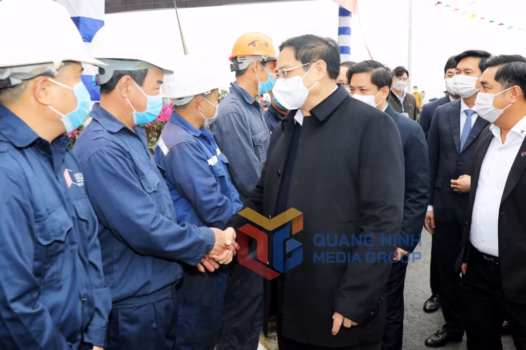 Thủ tướng Chính phủ Phạm Minh Chính chúc mừng và động viên cán bộ, công nhân trên công trường cầu Tình Yêu (1-2022).
