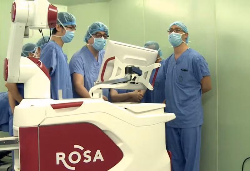 Robot phẫu thuật Rosa.
