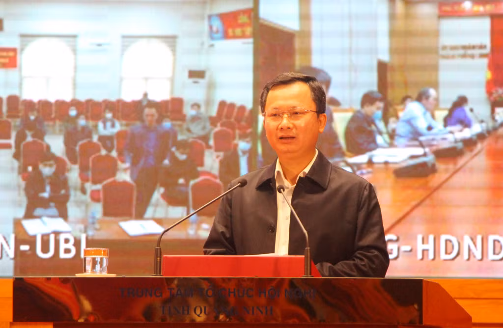 Đồng chí Cao Tường Huy, Phó Chủ tịch Thường trực UBND tỉnh quán triệt nội dung về kinh tế xã hội trong Nghị quyết số 08-NQ/TW ngày 25/11/2021 của Tỉnh ủy về phương hướng, nhiệm vụ năm 2022. 