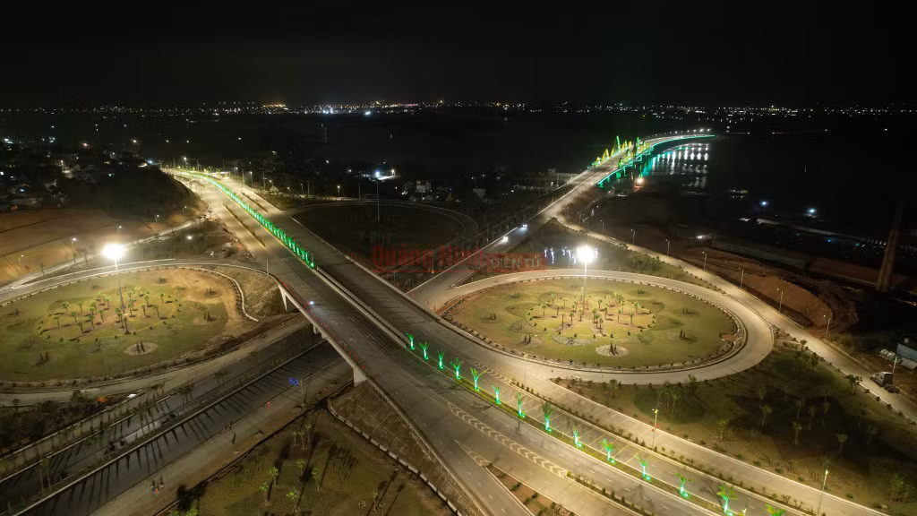Cầu Tình Yêu lung linh về đêm.