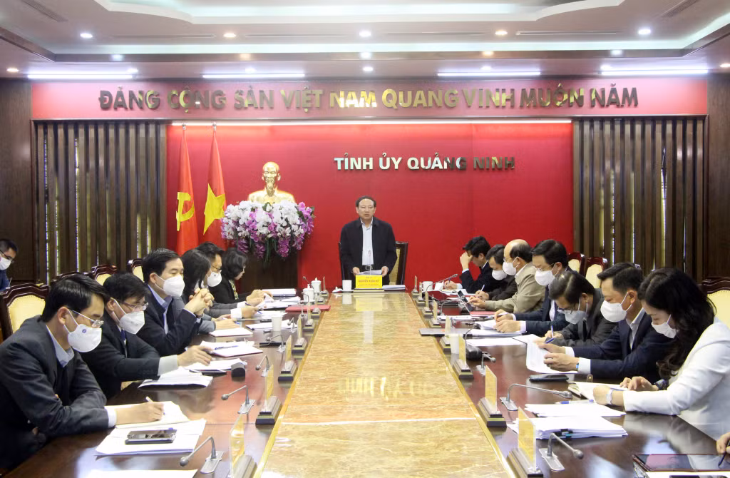 Đồng chí Nguyễn Xuân Ký, Ủy viên Trung ương Đảng, Bí thư Tỉnh ủy, Chủ tịch HĐND tỉnh, chủ trì và kết luận cuộc họp.