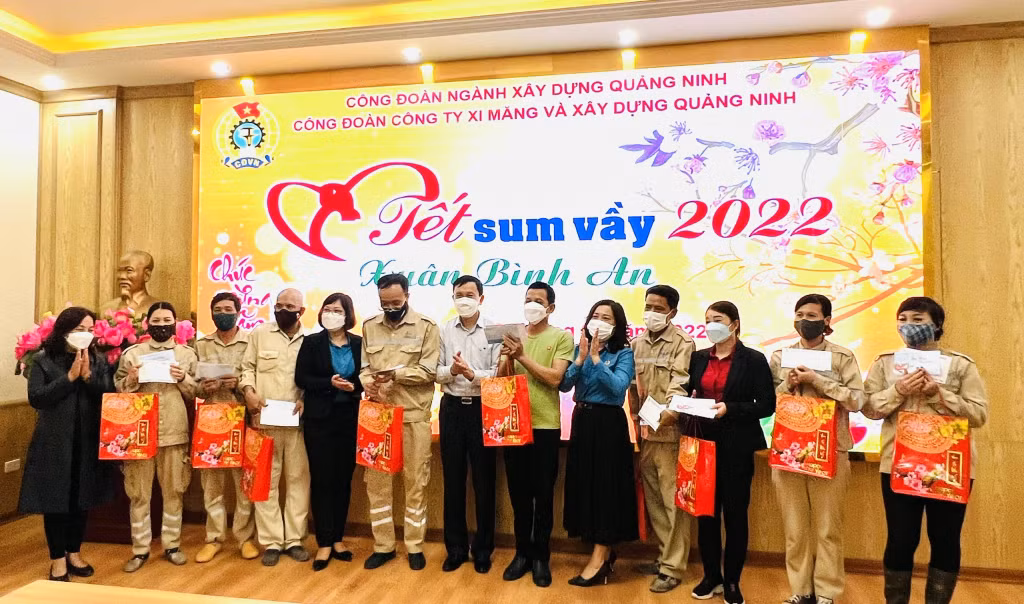Những món quà tuy nhỏ nhưng có ý nghĩa động viên to lớn với người lao động khó khăn dịp Tết đến, Xuân về. 