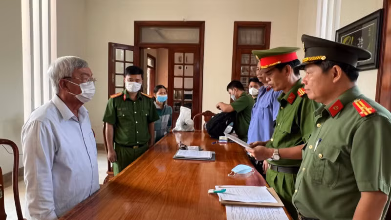 Cơ quan Công an thi hành lệnh bắt tạm giam với ông Hưng.