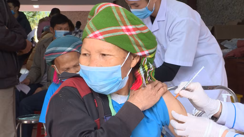 Tiêm chủng cho đồng bào dân tộc tại xã Húc Động, huyện Bình Liêu.