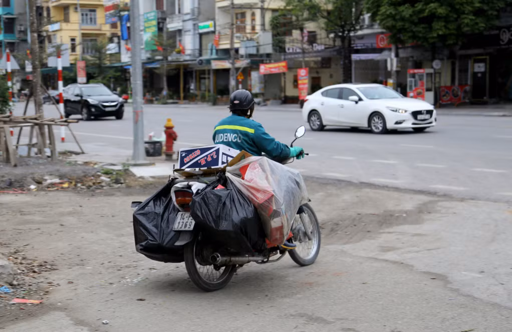 Công ty Judenco huy động thêm xe gắn máy có gắn giá, thùng để thu gom rác thải sinh hoạt tại các tổ dân, khu phố, ngõ nhỏ, khu đồi cao, nơi xe thu gom đẩy tay không đến được.