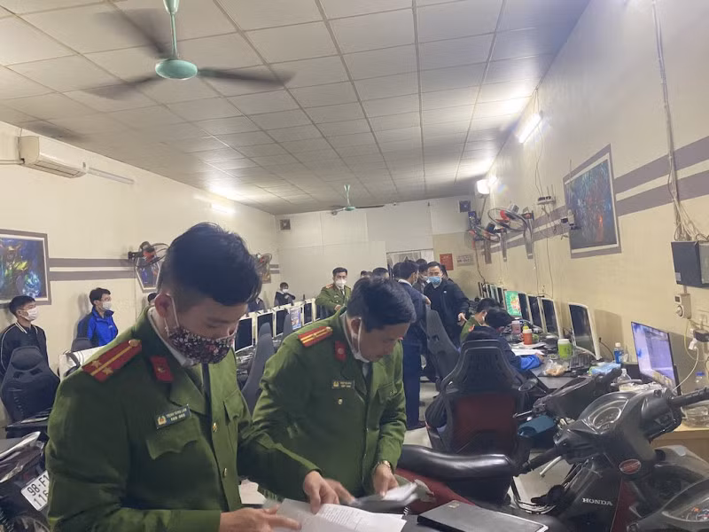 Cơ quan Công an thực hiện lệnh khám xét điểm kinh doanh của đối tượng.