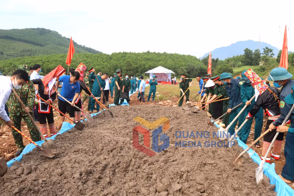 Nhân dân xã Quảng Lâm (huyện Đầm Hà) chung tay làm đường NTM tại bản Tài Lý Sáy (9-2021). Ảnh: Thu Chung