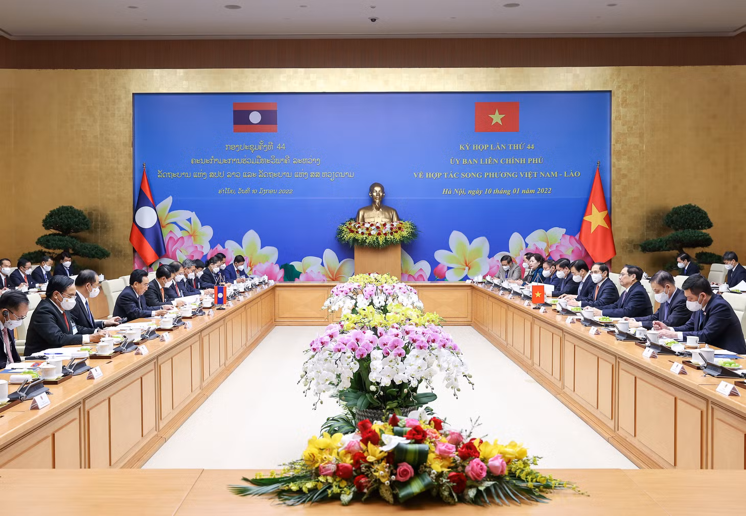 Hai Thủ tướng nhấn mạnh sẽ quyết liệt tập trung chỉ đạo các Bộ, ngành, địa phương, doanh nghiệp, đơn vị liên quan phối hợp chặt chẽ triển khai có hiệu quả các thỏa thuận cam kết. Ảnh: VGP/Nhật Bắc