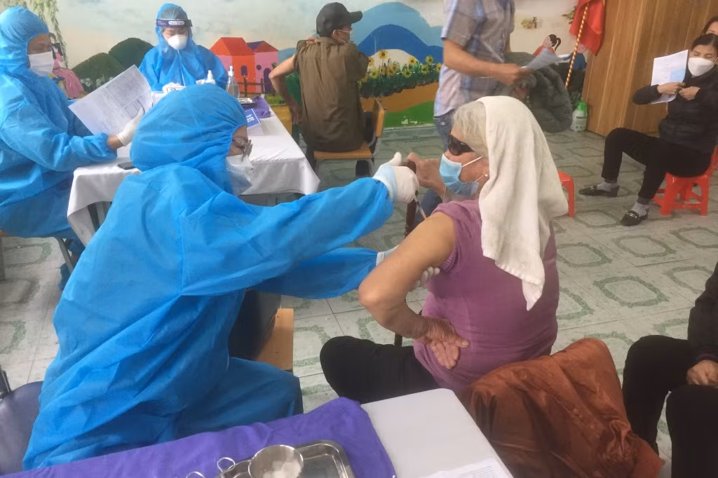TX Đông Triều tiêm mũi 3 vaccine phòng Covid-19 cho nhân dân