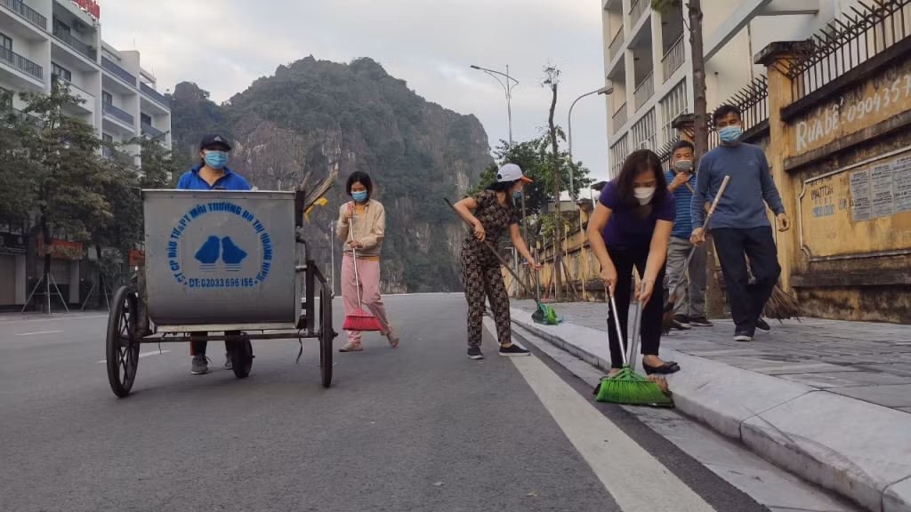 Người dân khu 2B, phường Hồng Hải, thực hiện tổng vệ sinh môi trường khu dân cư trước Tết Nguyên đán Nhâm Dần.