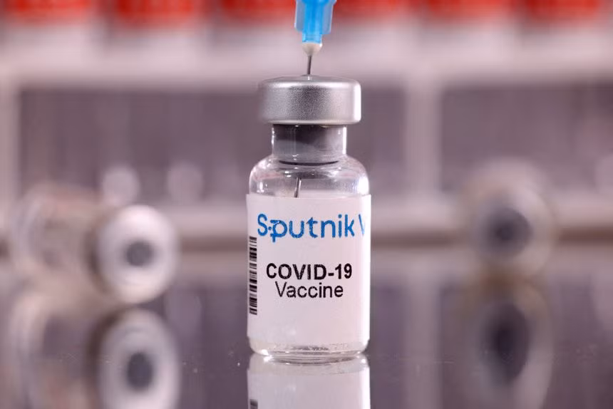 Theo nghiên cứu mới từ Viện Spallanzani (Italy) và Viện Gamaleya (Nga), hai liều vaccine Sputnik V mang tới hiệu quả bảo vệ trước biến chủng Omicron cao hơn so với Pfizer. Ảnh: Reuters.