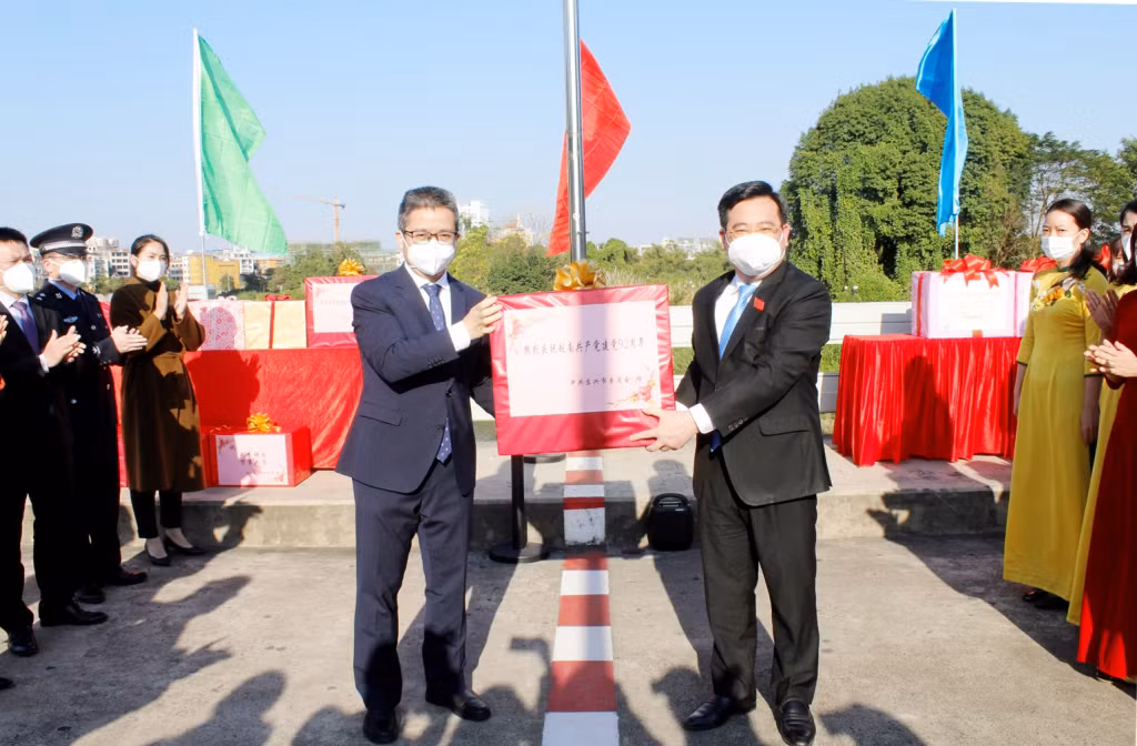 Thành ủy Đông Hưng (Trung Quốc) tặng quà tới Thành ủy Móng Cái (Việt Nam) nhân kỷ niệm 72 năm Ngày thành lập Đảng Cộng sản Việt Nam