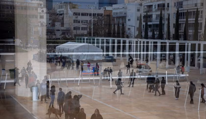 Dòng người xếp hàng để đợi đến lượt làm xét nghiệm COVID-19 ở Tel Aviv, Israel ngày 4/1. Ảnh: AP
