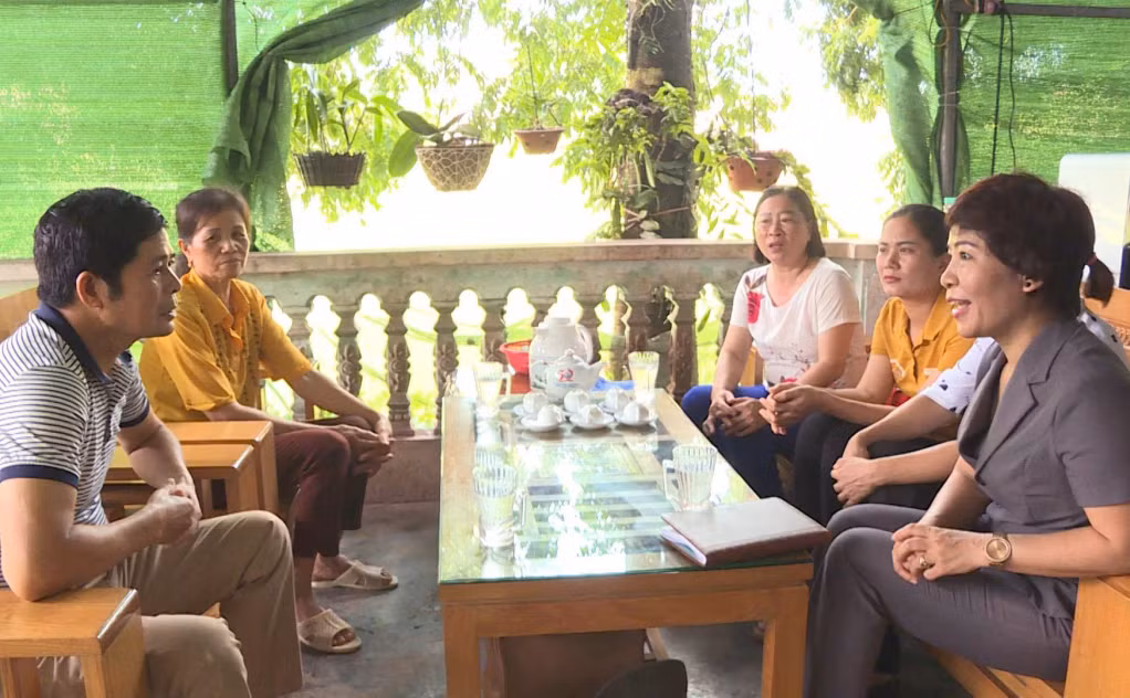 Hội LHPN huyện Vân Đồn giải đáp, cung cấp thông tin hỗ trợ người dân trong diện GPMB tại xã Đài Xuyên (huyện Vân Đồn).