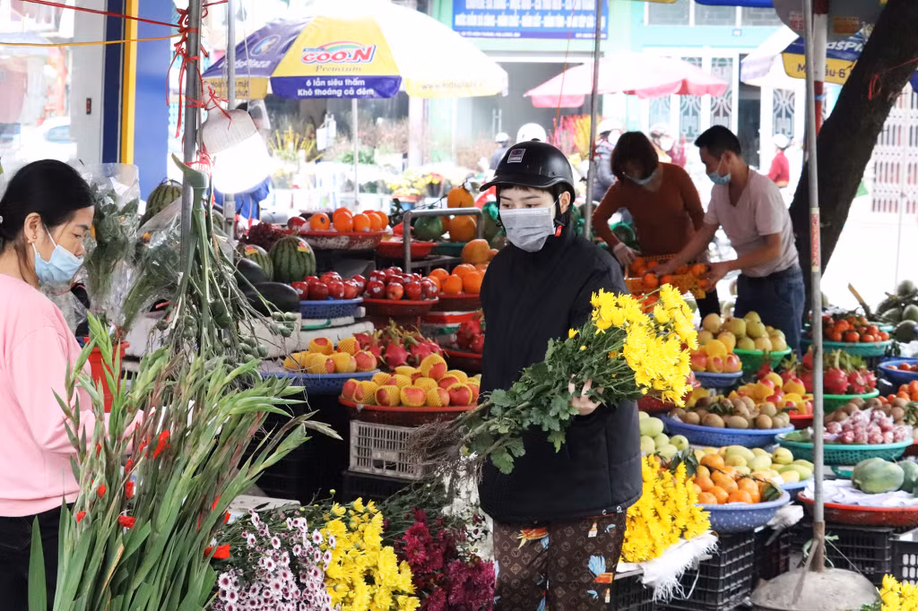 Hoa quả được nhiều người dân lựa chọn trong ngày này để sắp mâm cúng ông Công, ông Táo.