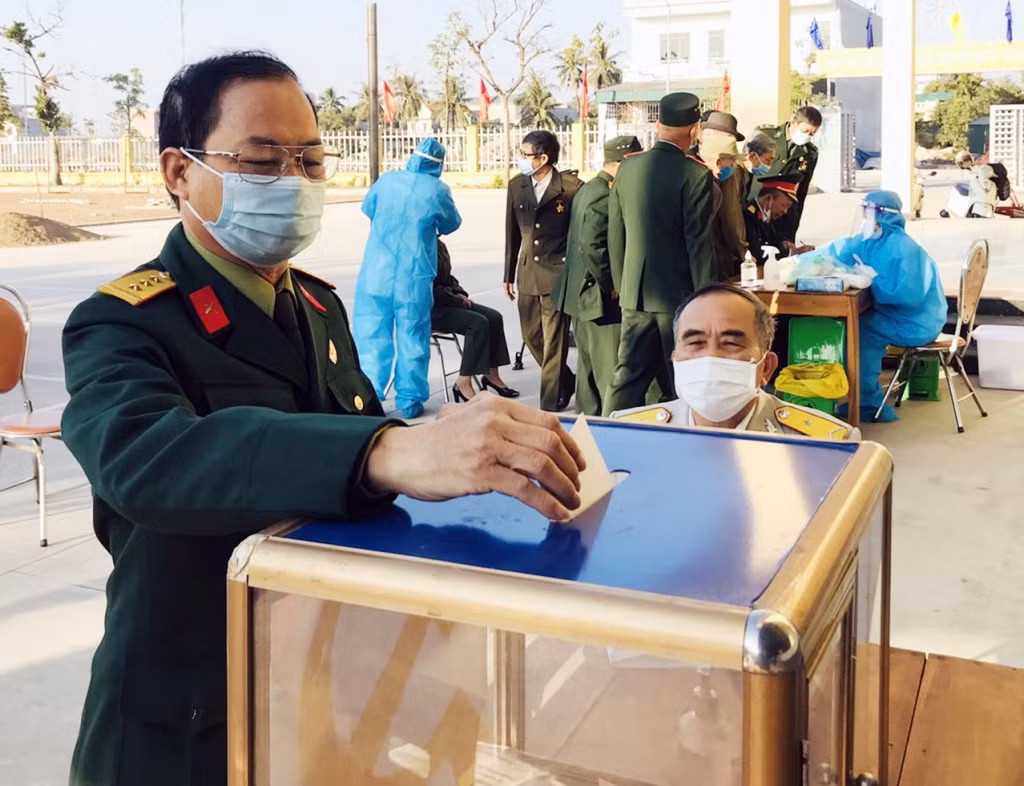 Hội viên CCB phường Yên Thanh (TP Uông Bí) ủng hộ các tỉnh phía Nam phòng, chống dịch Covid-19.