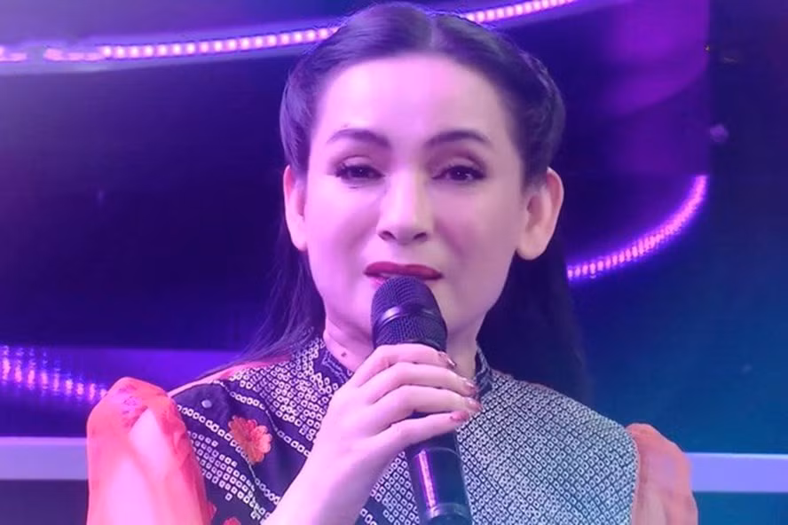 Cố ca sĩ Phi Nhung từng hát "Bậu ơi đừng khóc" trên sân khấu. Ảnh: CTCC.