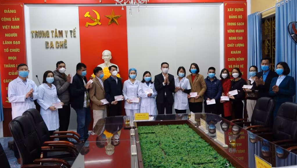 Trao quà Tết cho đoàn viên công đoàn khó khăn Trung tâm Y tế huyện.
