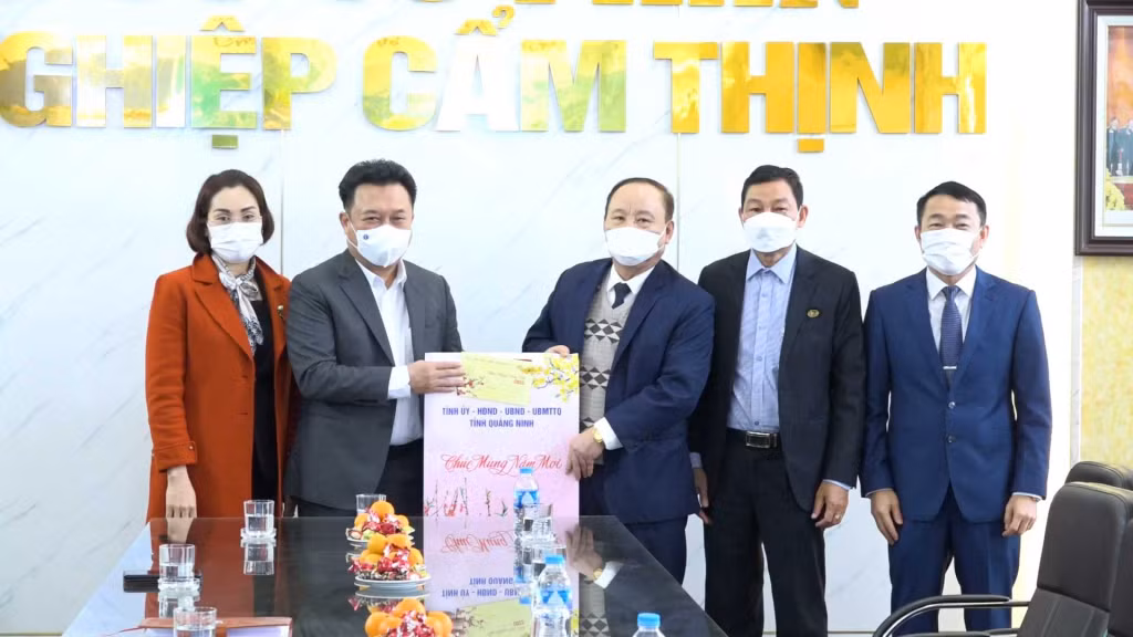 Đồng chí Nguyễn Đức Thành, Uỷ viên Ban Thường vụ Tỉnh uỷ, Chủ nhiệm Uỷ ban Kiểm tra Tỉnh uỷ thăm, chúc Tết Doanh nhân tiêu biểu Bùi Xuân Tờ, Tổng Giám đốc Cụm công nghiệp Cẩm Thịnh.