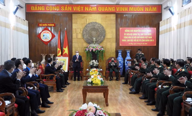 Chủ tịch nước Nguyễn Xuân Phúc làm việc với Bộ Tư lệnh Quân khu 5.