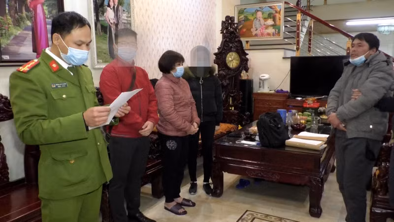 Cơ quan Công an bắt quả tang Nguyễn Thị Phượng và Nguyễn Văn Chinh về hành vi ghi lô đề.