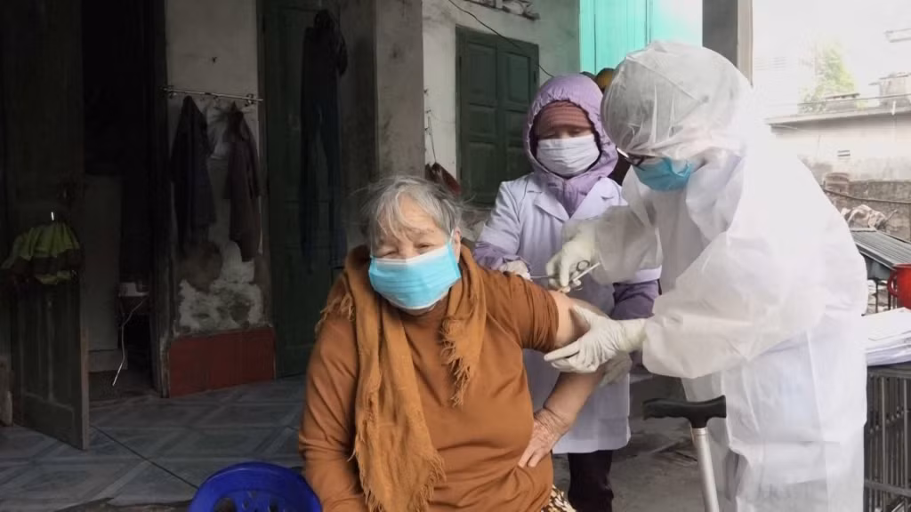 Nhân viên y tế TP Cẩm Phả tiêm phòng vắc xin Covid-19 cho người dân tại nhà.