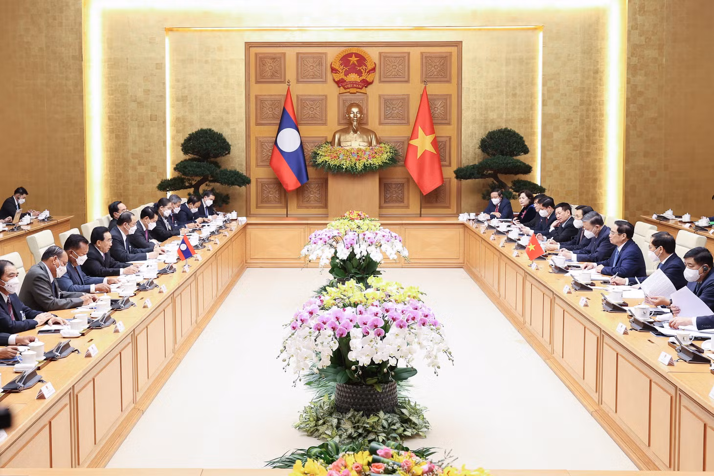 Hai Thủ tướng tập trung trao đổi về các biện pháp nâng tầm trụ cột hợp tác kinh tế cho tương xứng với quan hệ đặc biệt của hai nước. Ảnh: VGP/Nhật Bắc