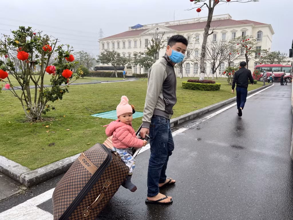 Nhiều gia đình công nhân phấn khởi đưa con về quê ăn Tết.