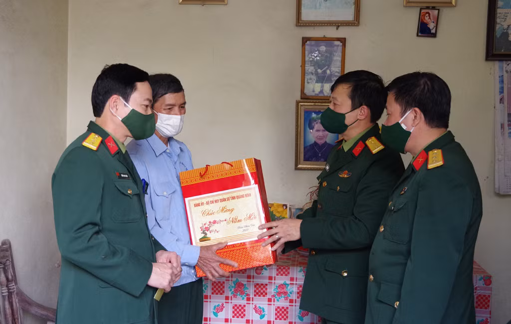 Bộ CHQS tỉnh tặng quà, chúc Tết gia đình ông Vũ Quang Đại nạn nhân chất độc da cam