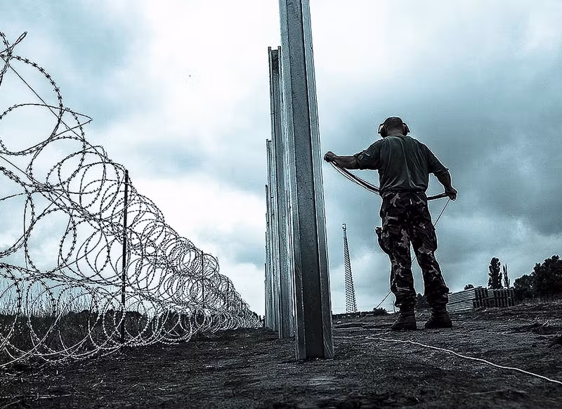 Bức tường Ba Lan được mô phỏng theo hàng rào chống người di cư của Hungary. Ảnh: Freedom House