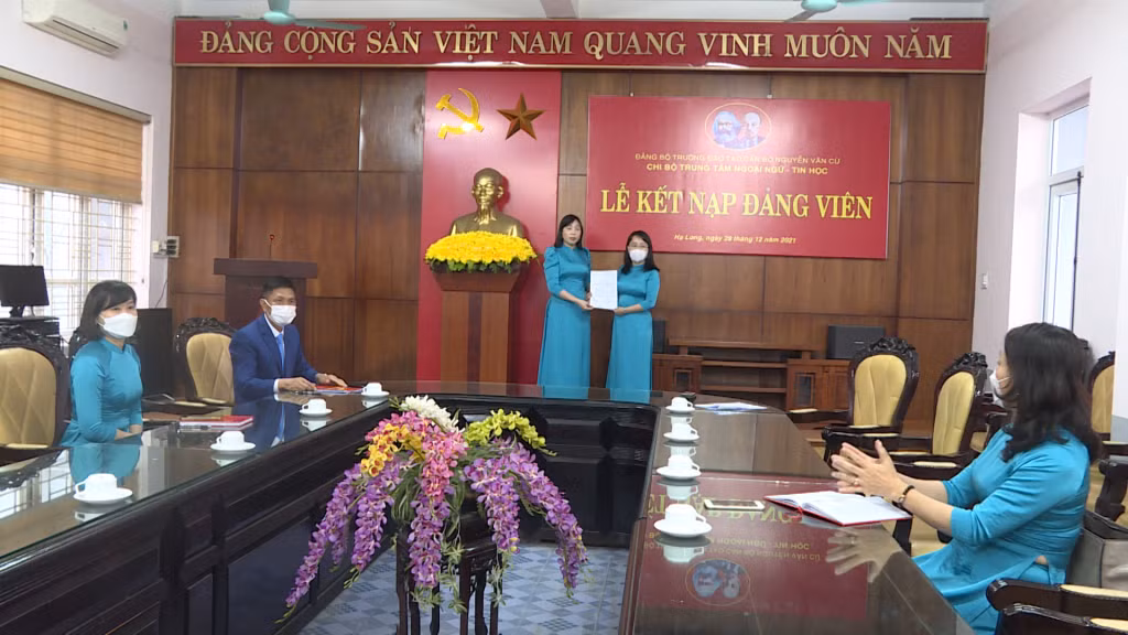 Chi bộ Trung tâm Ngoại ngữ - Tin học (Trường Đào tạo cán bộ Nguyễn Văn Cừ) tổ chức lễ kết nạp đảng viên mới.