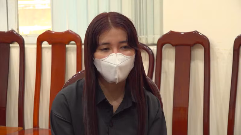 Phan Thị Kim Huệ tại cơ quan Công an.