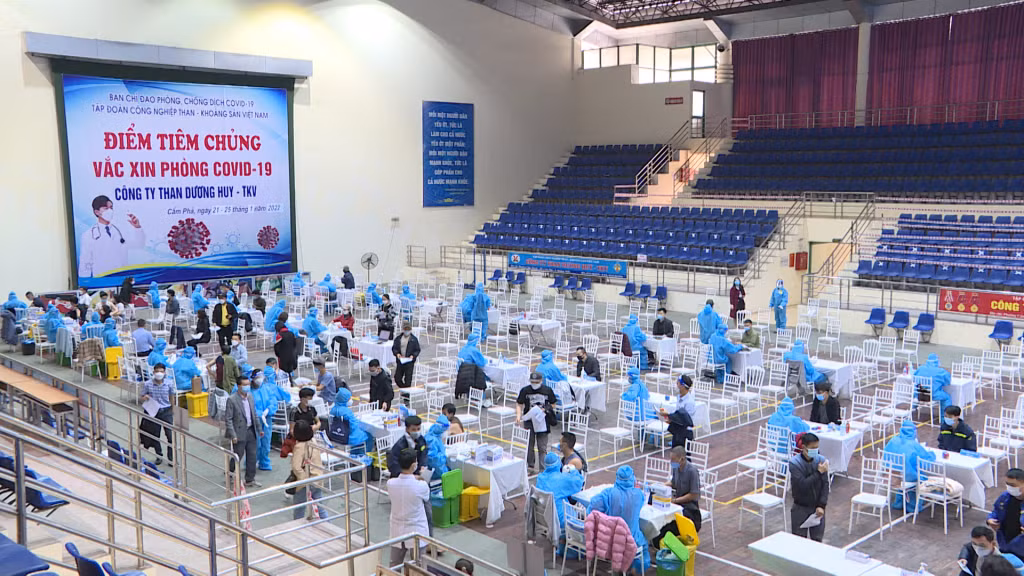 Điểm tiêm tại Công ty Than Dương Huy, TP Cẩm Phả ngày 25/1/2022.