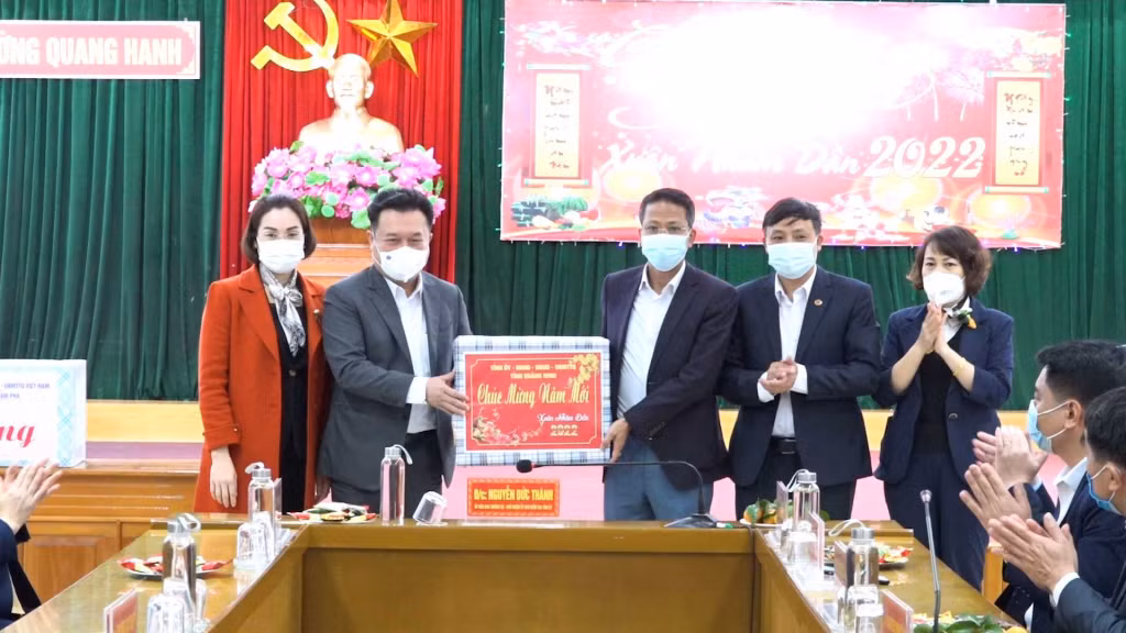Đồng chí Nguyễn Đức Thành, Uỷ viên Ban Thường vụ Tỉnh uỷ, Chủ nhiệm Uỷ ban Kiểm tra Tỉnh uỷ thăm, tặng quà Tết tập thể lãnh đạo, cán bộ, nhân dân phường Quang Hanh.