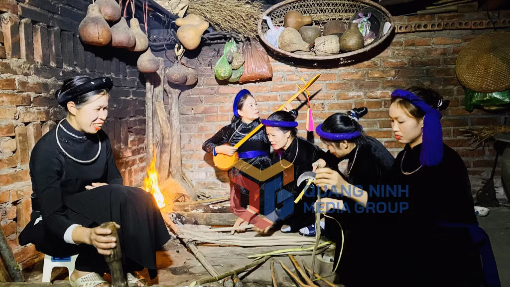 Những người phụ nữ dân tộc Tày chuẩn bị vật phẩm cho nghi lễ lấy nước đầu năm mới (1-2022). Ảnh: Mai Linh