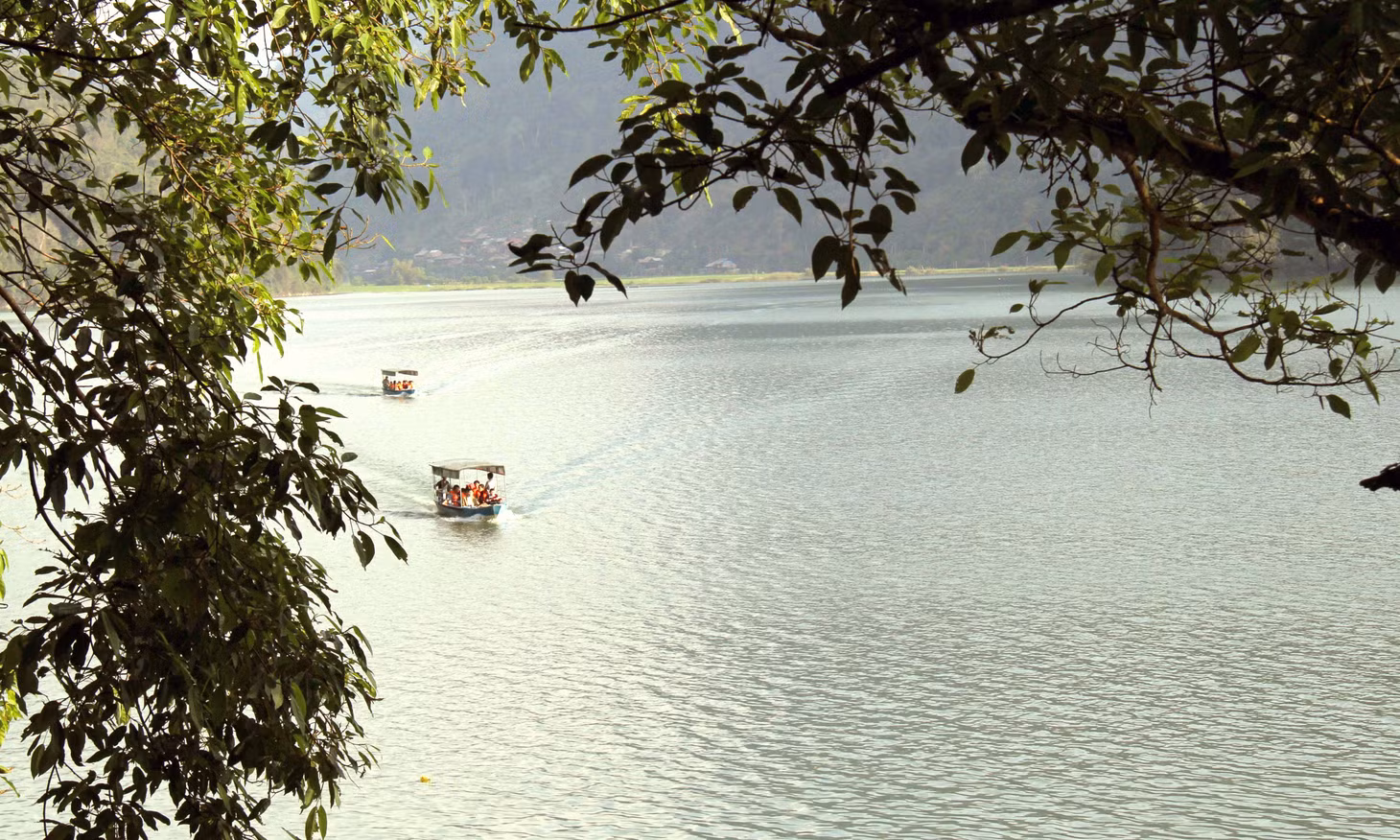 Du khách tham quan trên hồ Ba Bể