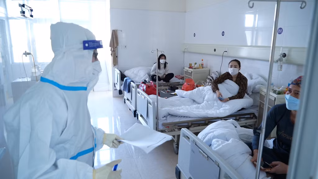 Cán bộ TTYT TP Móng Cái chăm sóc bệnh nhân F0 tại Bệnh viện số 1.