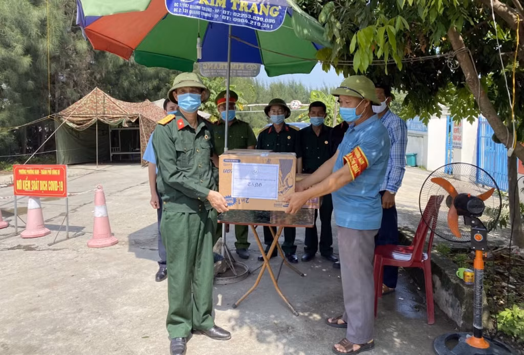 Hội viên CCB phường Phương Nam (TP Uông Bí) tham gia chốt kiểm soát dịch Covid-19 trên địa bàn.