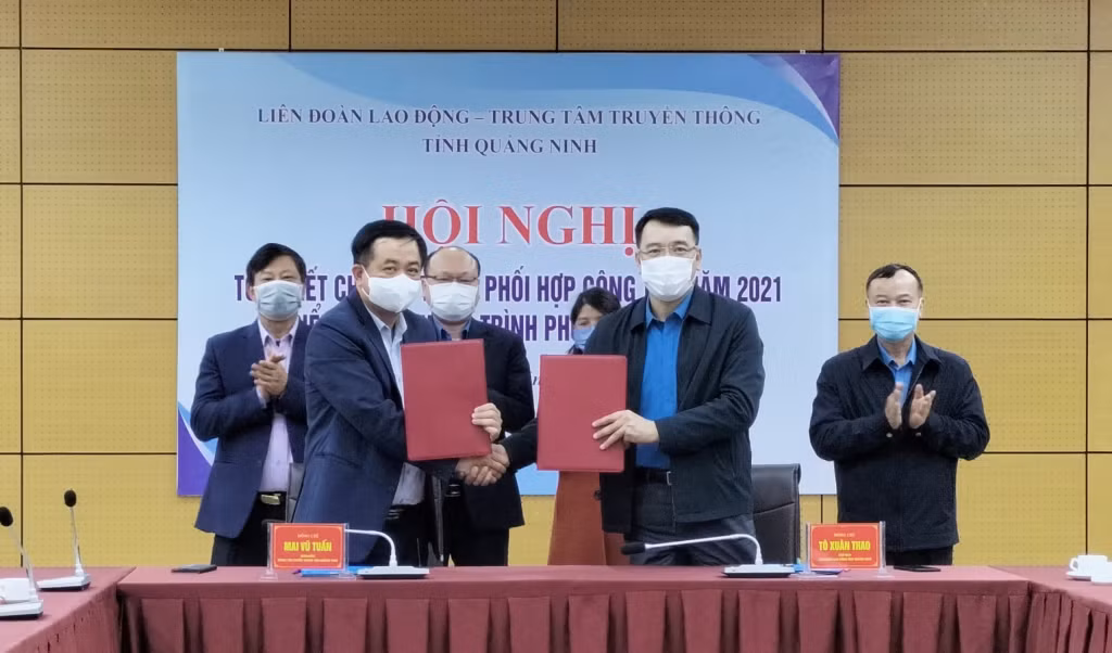 Lãnh đạo Liên đoàn Lao động tỉnh và Trung tâm Truyền thông tỉnh ký kết hợp tác tuyên truyền năm 2022.